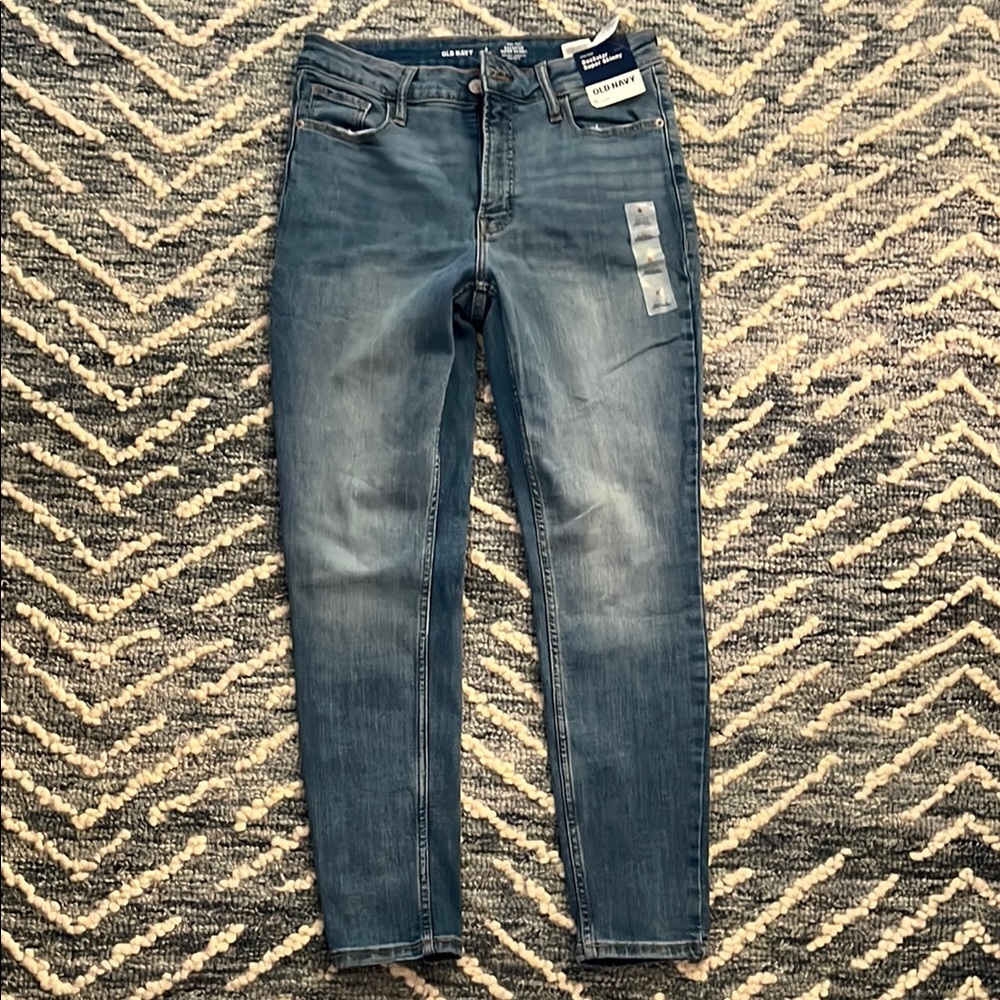 OLD NAVY ROCKSTAR SUPER SKINNY 8 short, BNWT Jeans